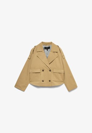 Beżowa krótka kurtka dwurzędowa z szerokimi klapami, dwoma dużymi przednimi kieszeniami, pagonami na ramionach oraz kratowaną podszewką.