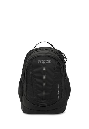 Zaino nero Jansport Odyssey 38 con più scomparti con cerniera e tasche laterali in rete, maniglia frontale ad anello e logo marchiato sul pannello frontale.