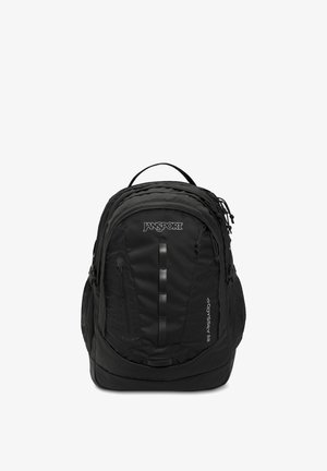 Czarny plecak Jansport Odyssey 38 z wieloma zamykanymi na zamek komorami, siateczkowymi kieszeniami bocznymi, przednią pętlą do trzymania oraz logo marki na przednim panelu.