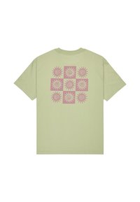 Groene katoenen t-shirt met korte mouwen, voorzien van een roze zon en spiraalpatroon gedrukt op de achterkant in een rasterindeling.