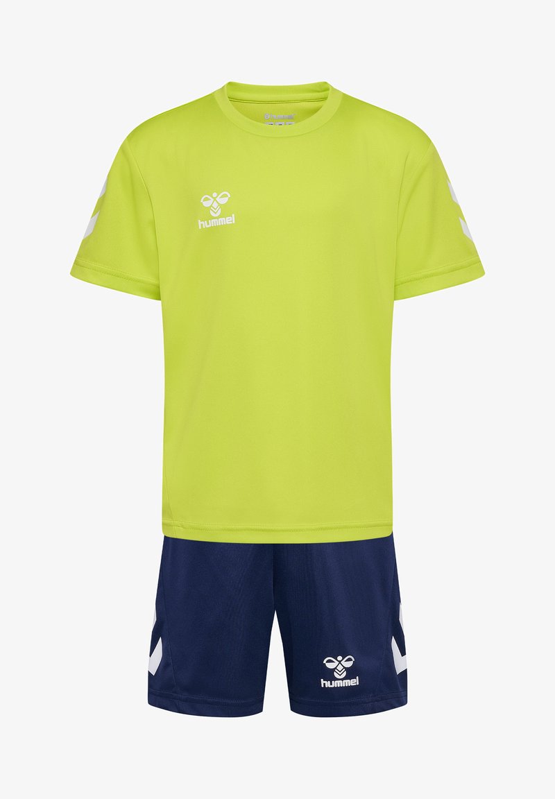 Maillot à manches courtes jaune fluo avec logo blanc et bandes sur les épaules, associé à un short bleu marine avec des accents et un logo blancs.