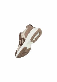 Basket en cuir brun et beige avec des matériaux en mesh et en daim, dotée d'une semelle en caoutchouc texturée et d'un design de logo distinctif.