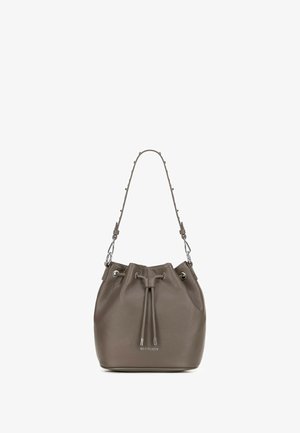 Brązowa skórzana torebka typu wiaderko o fakturze, z zapięciem na sznurek, krótkim paskiem z akcentami ze srebrnego metalu oraz logotypem marki z przodu.