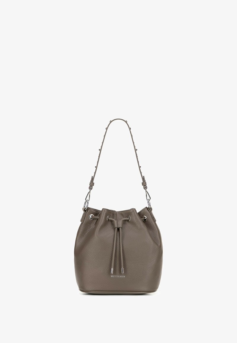 Hnědá texturovaná kožená kabela ve tvaru kyblíku se stahovací šňůrkou, krátkým popruhem s akcenty ze stříbrné obruče a logem značky na přední straně.