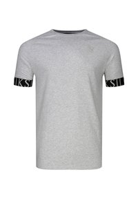 T-shirt grigio chiaro a maniche corte con bande nere sulle maniche con scritte bianche parziali e un piccolo logo ricamato sul lato sinistro del petto.