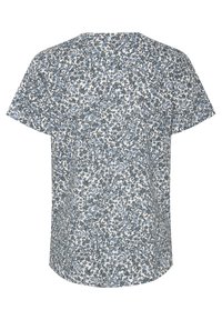 Blusenshirt mit kurzen Ärmeln in Weiß mit blauen und grauen Mustern, Rundhalsausschnitt und lockerer Passform. Der Stoff wirkt leicht.