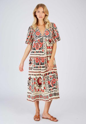 Robe maxi à manches courtes, décolleté en V, et motif floral en rouge, noir et beige. Dotée d'un bas en volants et de poches latérales.
