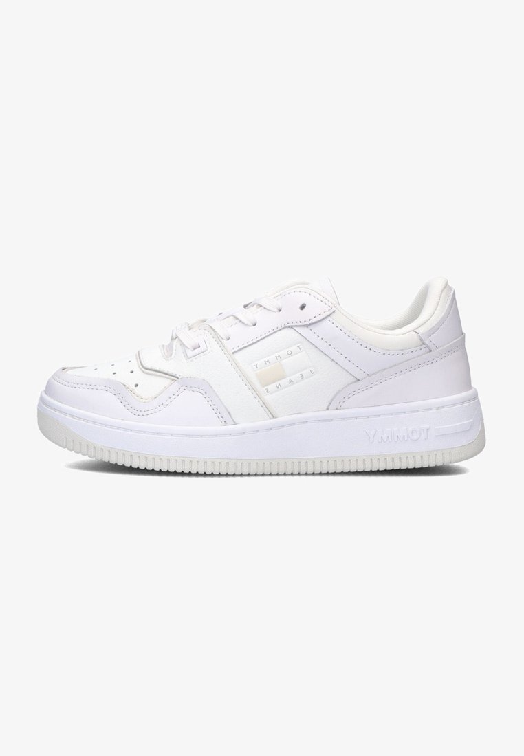Witte lage sneakers van glad leer met geperforeerde neus, contrasterende zijstrepen, gevoerde kraag en een textuurrubber zool.