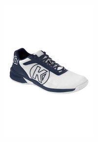 Witte sportieve schoen met marineblauwe accenten, gestructureerde bovenkant en opvallend logo. Heeft een gewatteerde zool en een traditionele vetersluiting.