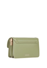 Grøn læder crossbody taske med klaplukning, hardware i guldtoner og stiksynsdetaljer; brandlogo præget på forsiden.