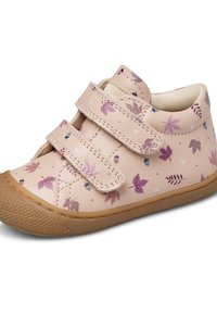 Světle růžová botička pro batole se vzory fialových listů a žaludů, dvěma suchými zipy a hnědou texturovanou gumovou podrážkou.