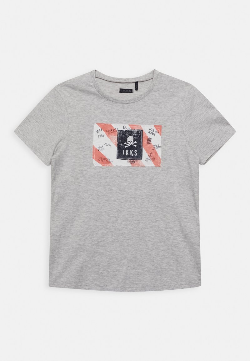 T-shirt gris clair à manches courtes avec un graphisme rectangulaire montrant un logo tête de mort et os croisés avec des rayures diagonales rouges.