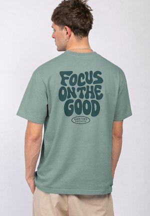 Kaotiko FOCUS ON THE GOOD UNISEX - T-shirts print - cloud