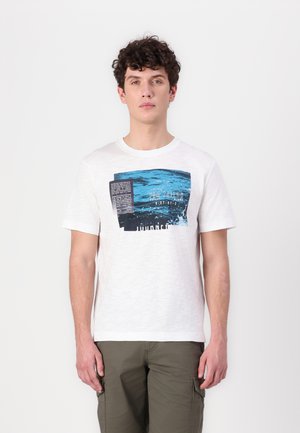 Hvid bomulds-T-shirt med et blåt grafisk design, der skildrer vand, tekstoverlay og tekstureret finish i en afslappet pasform.