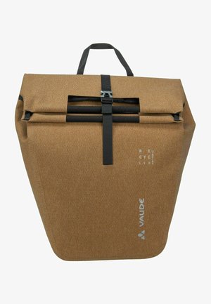 Zaino in tessuto riciclato marrone con chiusura a risvolto, tracolla regolabile e dettaglio del logo. Superficie testurizzata e forma rettangolare.