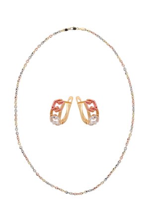 Naszyjnik z łańcuszkiem z trójkolorowego złota z pasującymi kolczykami, prezentujący splecione ogniwa różowego, żółtego i białego złota na białym tle.