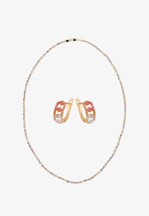 Naszyjnik z łańcuszkiem z trójkolorowego złota z pasującymi kolczykami, prezentujący splecione ogniwa różowego, żółtego i białego złota na białym tle.