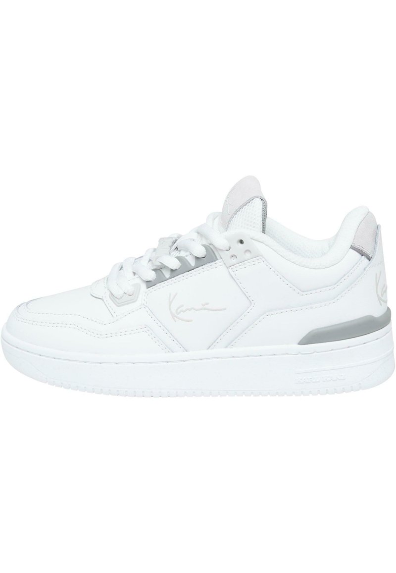 Fehér sneaker sima bőr felsőrésszel, párnázott bokarésszel és szürke részletekkel. Perforált díszítéssel és texturált gumitalppal rendelkezik.
