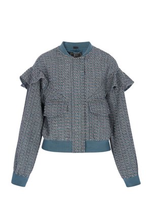 Chaqueta bomber de tweed azul y gris con detalles de volantes en los hombros, bolsillos delanteros con solapa, puños, cuello y dobladillo acanalados.