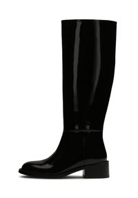 Bottes noires en cuir verni montantes jusqu'au genou, avec une pointe arrondie et un talon bloc. Fini lisse et brillant, sans matériel ou motifs visibles.