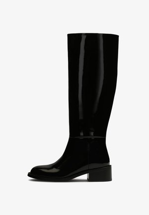 Kelių aukščio juodi patentuoti odiniai batai su apvaliu pirštu ir kvadratiniu kulnu. Lygus, blizgus paviršius, be matomų detalių ar raštų.