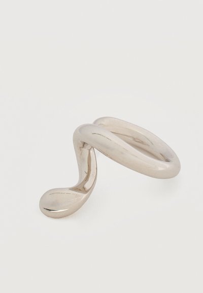Λείο ασημένιο δαχτυλίδι με αφηρημένο, ρευστό σχέδιο που διαθέτει καμπυλωμένο άκρο σε σχήμα δάκρυ σε απλό φόντο.