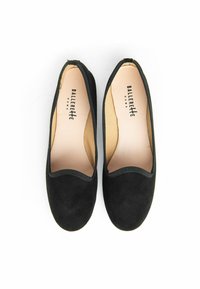 Ballet flats in suede nero con punta arrotondata, rifiniture elasticizzate e soletta beige, caratterizzati da una texture liscia e un design minimalista.