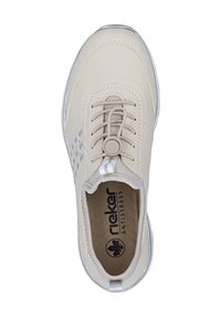 Baskets beiges avec une tige en cuir lisse, découpes décoratives, système de lacets et semelle intérieure rembourrée. Dispose d'une semelle en caoutchouc grise et d'un logo.