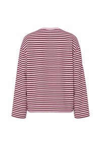 Košile s dlouhým rukávem s horizontálními pruhy ve střídajících se růžových a tmavě červených barvách, zobrazená zezadu.