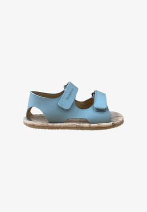Sandalia para niño pequeño de color azul claro con dos tiras de velcro ajustables y una suela con textura de corcho, diseño de punta y talón abierto.