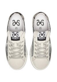 Sneaker basse bianche e grigie in pelle con dettagli scintillanti, dotate di punta rotonda, lacci piatti e logo sulla linguetta.