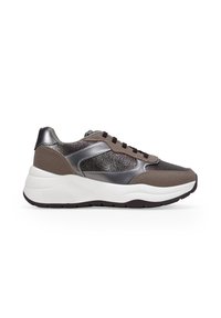 Zapatilla marrón y gris metálico con suela blanca gruesa y cordones negros, vista de lado sobre un fondo blanco.