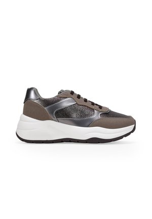 Zapatilla marrón y gris metálico con suela blanca gruesa y cordones negros, vista de lado sobre un fondo blanco.