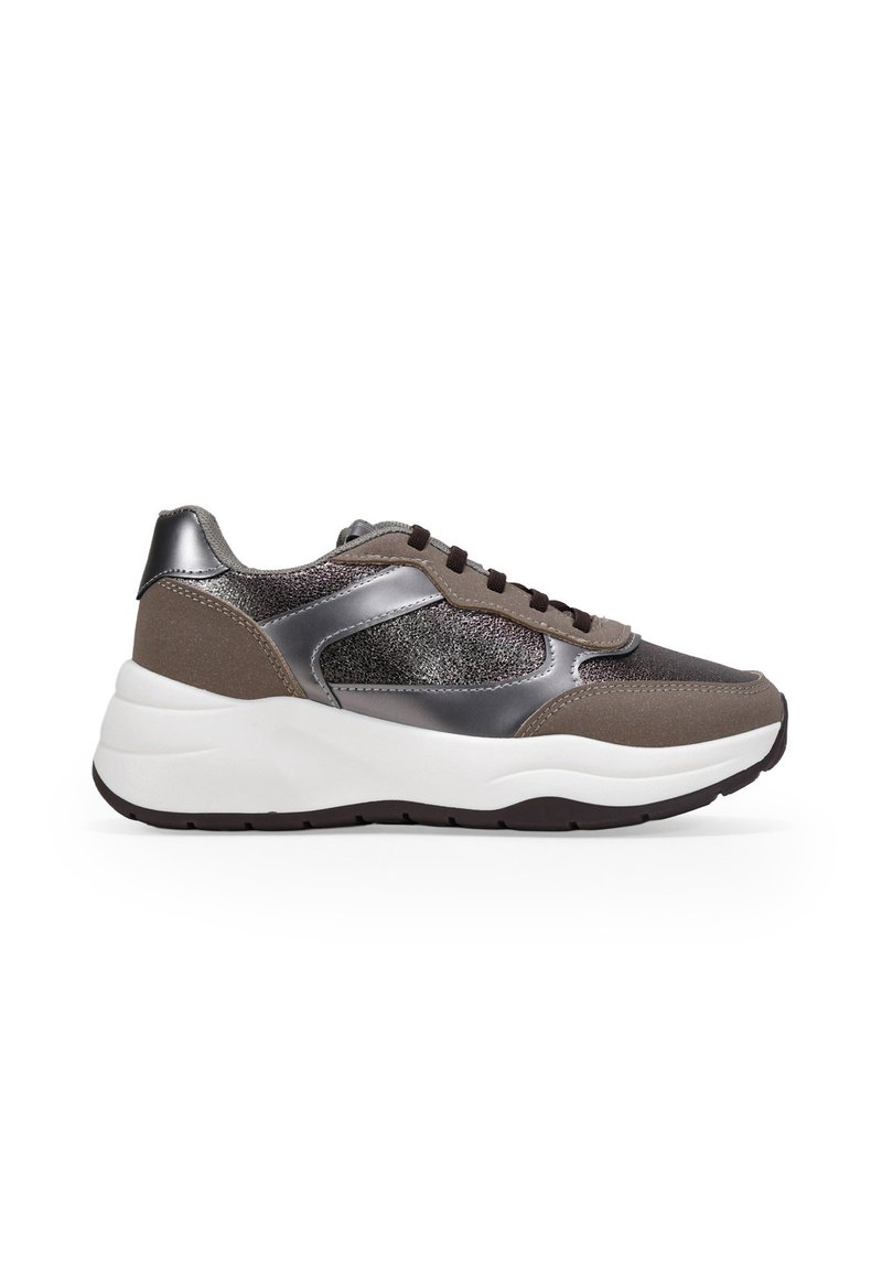 Zapatilla marrón y gris metálico con suela blanca gruesa y cordones negros, vista de lado sobre un fondo blanco.