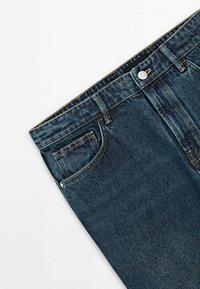 Blaue Jeans aus Denim, die Bund, Knopf, Gürtelschlaufen und Vordertasche mit Münztasche auf weißem Hintergrund zeigen.