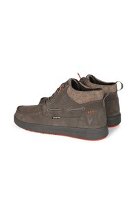 Chaussures en daim marron avec un col texturé doublé de laine, semelle en caoutchouc grise et accents orange sur les lacets et le talon. Présente un logo discret sur le côté.