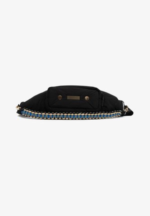 Zwarte gewatteerde tas met een blauw en beige gevlochten schouderband, voorzien van een voorkantvak en gouden hardwareaccenten. Slanke, platte vorm voor gemakkelijke draagbaarheid.