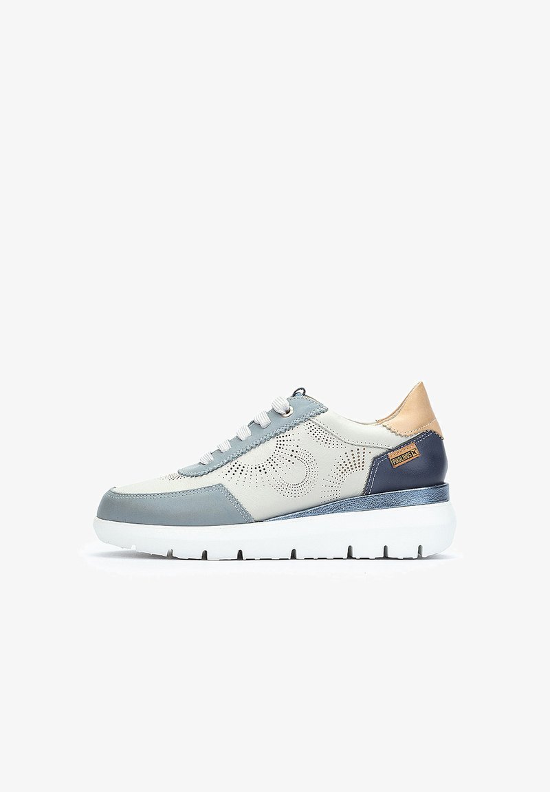 Baskets en cuir gris clair et marine, avec des accents perforés, semelle blanche et talon en cuir beige. Les détails texturés rehaussent le design.