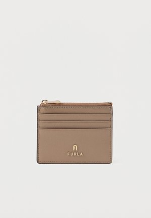 Furla kaarditasku taupe nahast, millel on kareda tekstuuriga pind, kuldne logo, tõmblukk ja mitu kaardipesa.