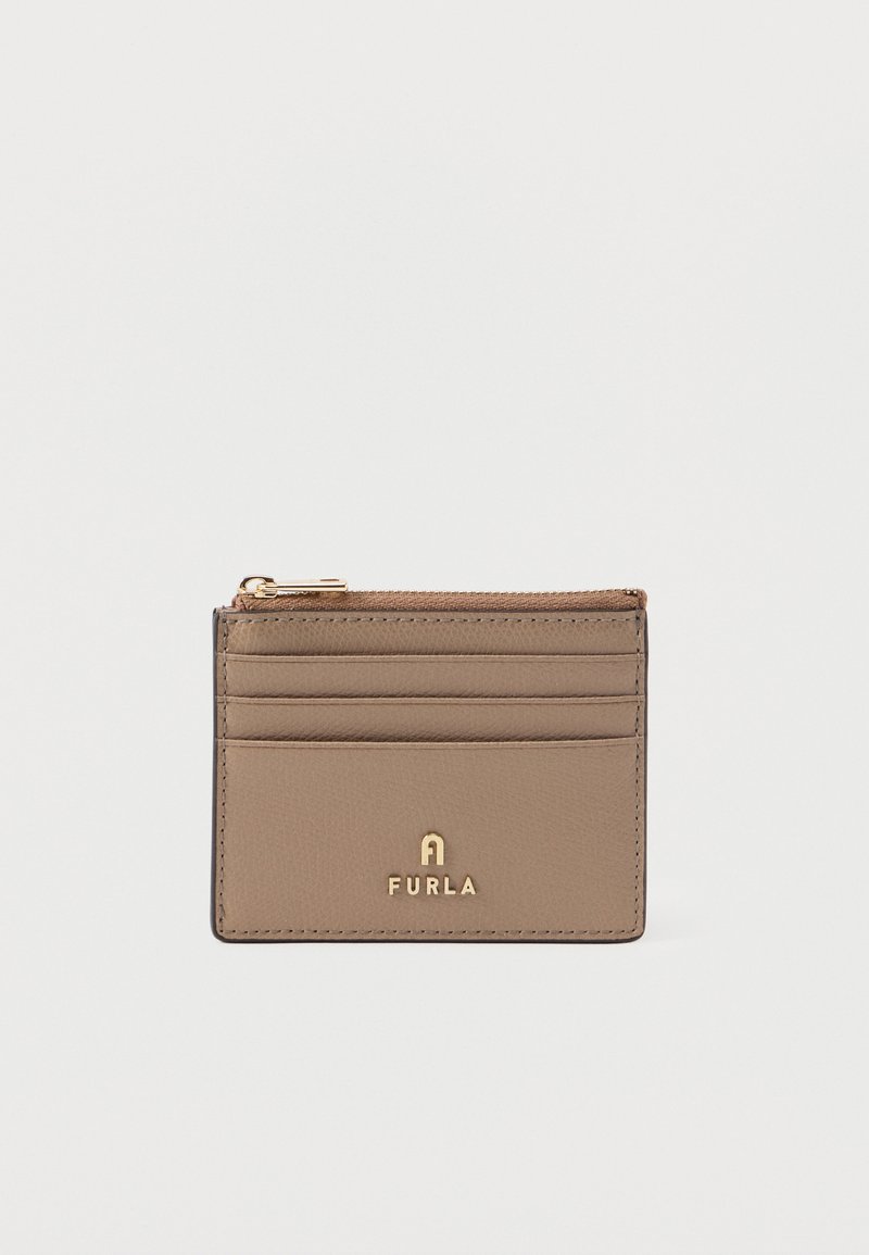 Kožená peněženka Furla v odstínu taupe s jemně zrnitou texturou, obsahující zlaté logo, zipové uzavření a několik přihrádek na karty.
