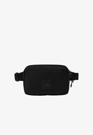 Riñonera rectangular negra con bolsillo delantero, cierres de cremallera y correa ajustable sobre fondo blanco.