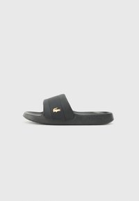 Sorte sklidesandal med en teksturert stropp, med et gulllogo som accent. Polstret såle og slitesterk gummiyttersåle designet for komfort.