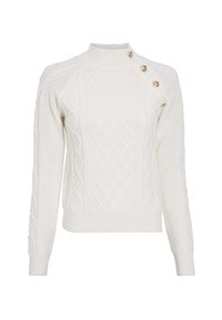 Suéter blanco de punto trenzado con un cuello alto, que presenta patrones de diamantes y tres botones decorativos dorados en el hombro. Tejido texturizado en general.