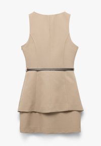 Robe péplum nude avec un corsage ajusté, une couche inférieure évasée, et une ceinture sombre soulignant la taille. Tissu lisse et lignes épurées.