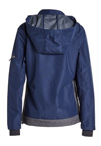 Giacca impermeabile blu navy con cappuccio, caratterizzata da un tessuto testurizzato, dettagli grigi sui lati e sull'orlo, e maniche lunghe.