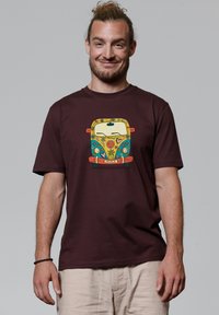 Bruine katoenen t-shirt met een kleurrafische afbeelding van een vintage bus versierd met bloemen en vredessymbolen, korte mouwen, relaxte pasvorm.