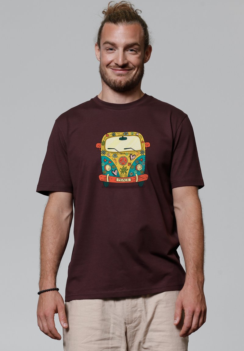 Bruine katoenen t-shirt met een kleurrafische afbeelding van een vintage bus versierd met bloemen en vredessymbolen, korte mouwen, relaxte pasvorm.