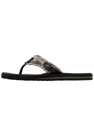 Sorte flip-flops med en mønstret grå canvasrem, der har en frynset kant og en struktureret gummisål for bedre greb.