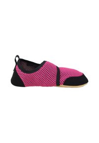 Rosa Netzschuh mit schwarzem Gummisohle und Zehenkappe, mit einem Slip-On-Design und einer kleinen Zuglasche an der Ferse für ein einfaches An- und Ausziehen.