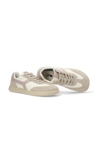 Zapatillas de deporte beige y rosa pálido con material de ante y cuero, diseño de corte bajo, suela plana y cierre con cordones. Presentan acentos laterales en contraste.